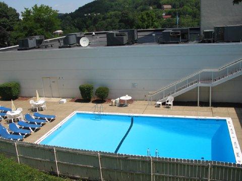 La Quinta Inn & Suites Pittsburgh North McCandless Township Экстерьер фото