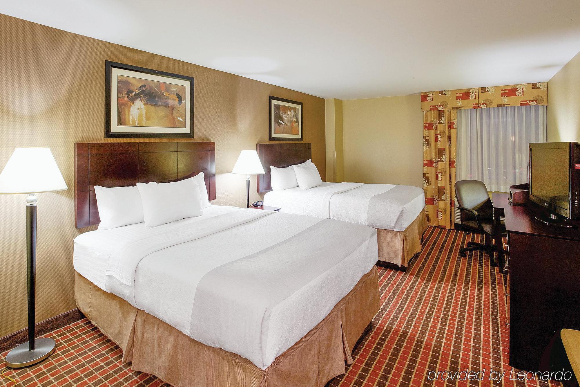 La Quinta Inn & Suites Pittsburgh North McCandless Township Экстерьер фото