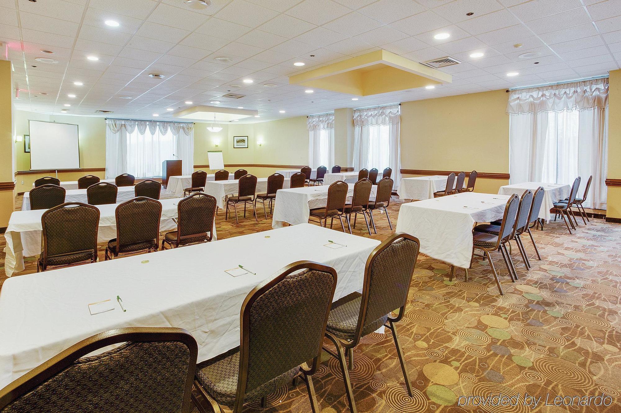 La Quinta Inn & Suites Pittsburgh North McCandless Township Экстерьер фото